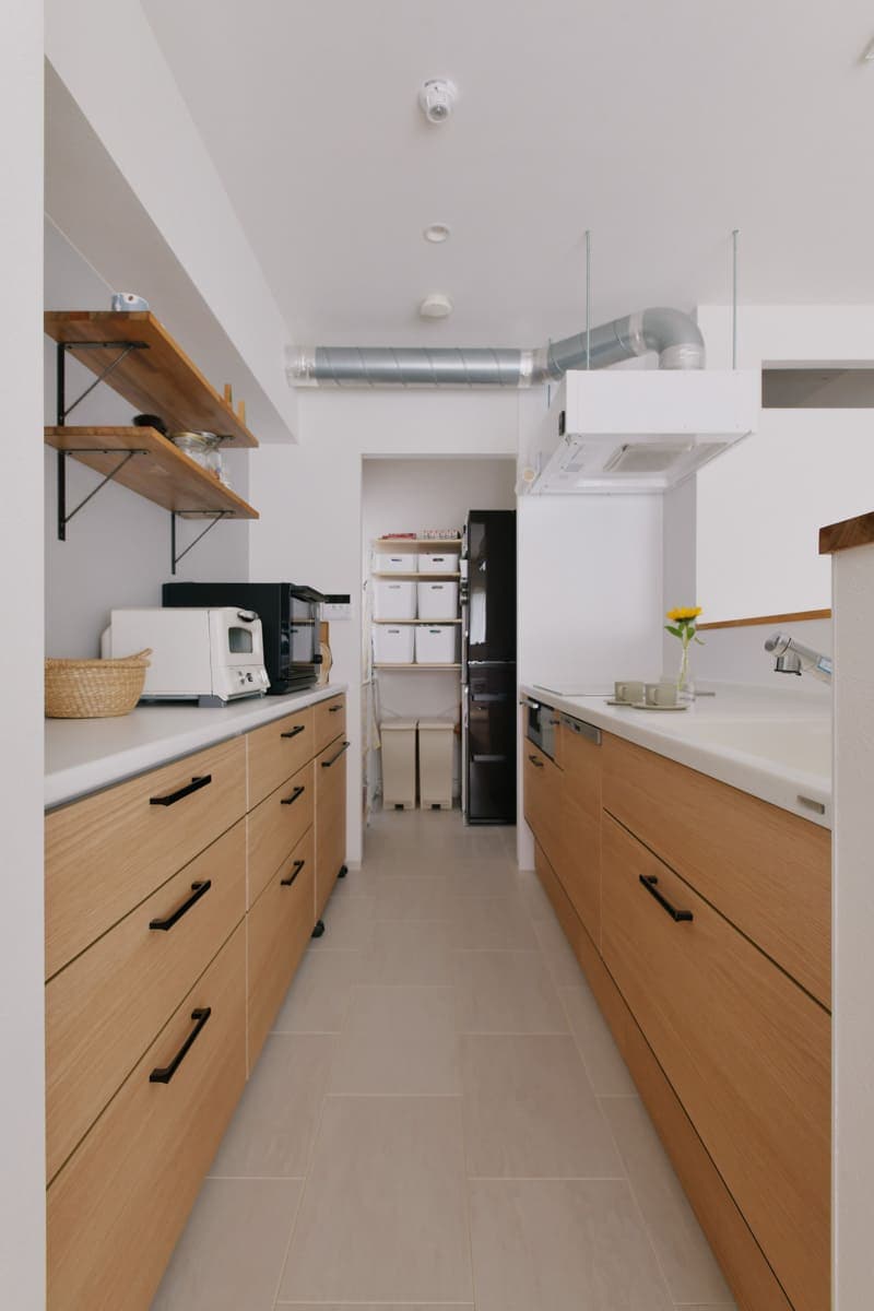 キッチン裏にはパントリーを設けるなど、家事効率をアップさせる工夫がたくさん。