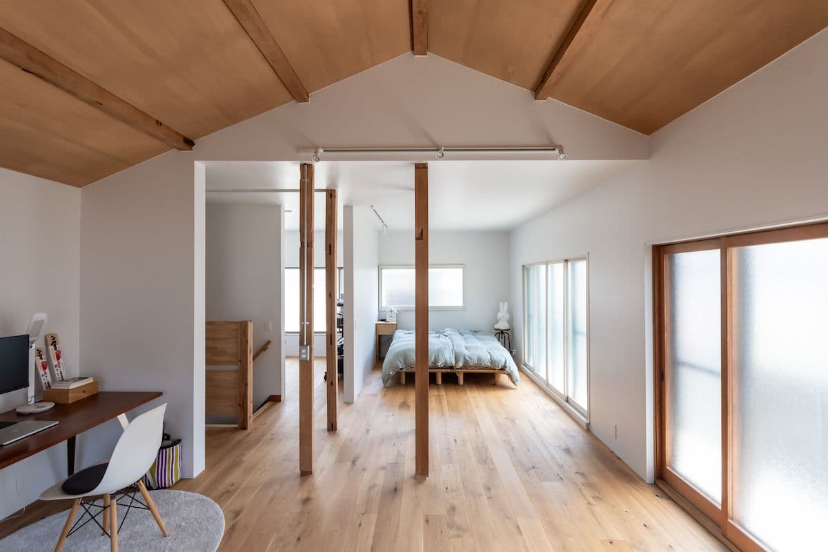 2階にある寝室。リノベーションにより広々した空間に変化。