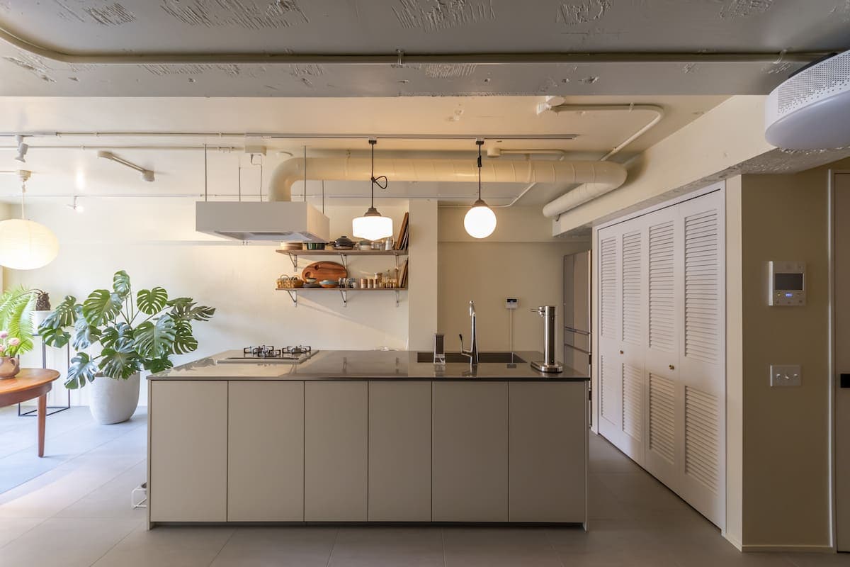 白とステンレスが印象的なアイランドキッチン。広々とした使い勝手の良さが魅力。