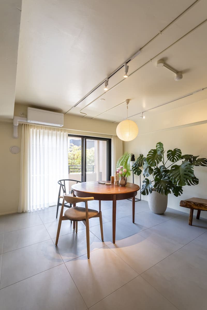 艶のある壁とフロアのタイルによってホテルライクなデザインに。