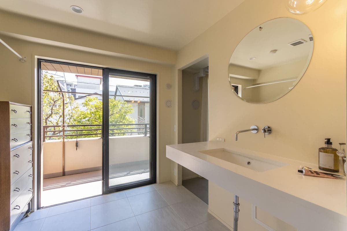 バルコニー側に設置したサニタリーと浴室。眺めのよいバスルームを実現。