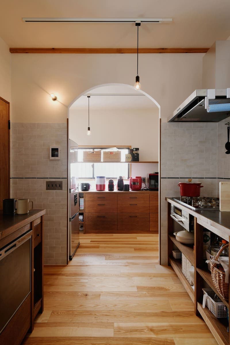 キッチン奥のパントリー。冷蔵庫などの生活感の出やすい家電も隠せて便利。