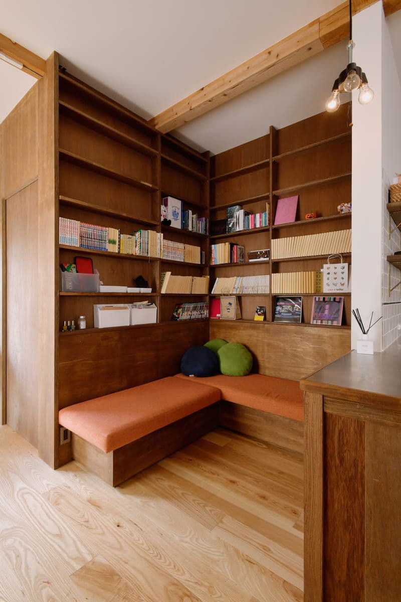 リビングの一角にボックス型ソファのあるライブラリーを設けた。ここで一息つくのが癒しの時間に。